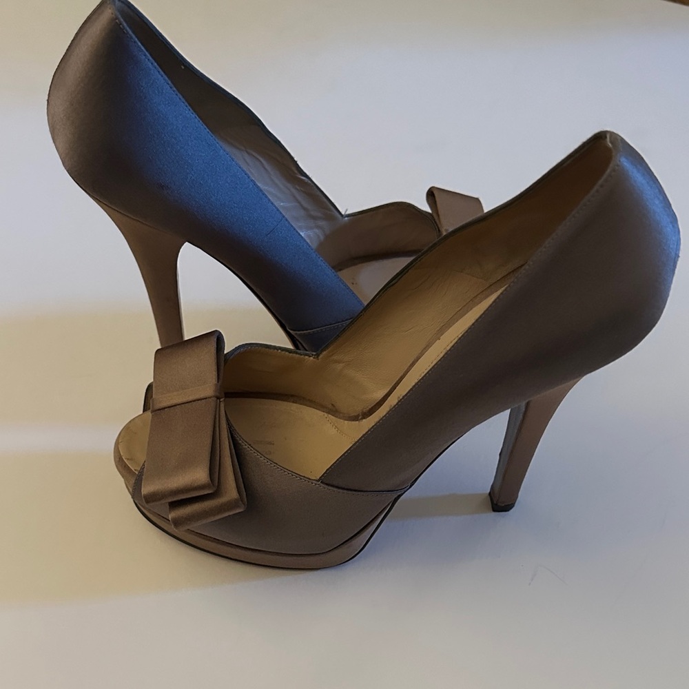 Fendi Satin Taupe Gold peep toe platform High Heels size 40-1/2